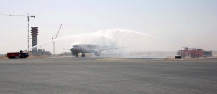 Arrivée du premier avion d'Etihad Airways sur la nouvelle piste, au fond la construction de la nouvelle tour de contrôle - Ph. ADAC Arrivée du premier avion d'Etihad Airways sur la nouvelle piste, au fond la construction de la nouvelle tour de contrôle - Ph. ADAC