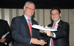 Driss Benhima, PDG de Royal Air Maroc et Stéphane Mayer, Président d'ATR. Driss Benhima, PDG de Royal Air Maroc et Stéphane Mayer, Président d'ATR.