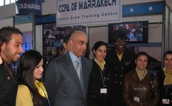 Devant le stand d'une école de formation de personnel naviguant Devant le stand d'une école de formation de personnel naviguant