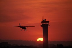 un enfant fait décoller trois avions en jouant au contrôleur aérien à l'aéroport JFK un enfant fait décoller trois avions en jouant au contrôleur aérien à l'aéroport JFK