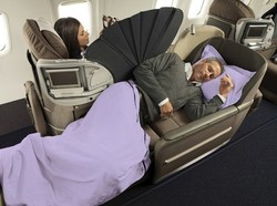 Une hôtesse de l'air vole les passagers de la classe affaires pendant leur sommeil Une hôtesse de l'air vole les passagers de la classe affaires pendant leur sommeil