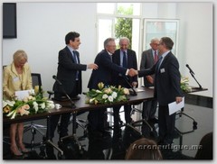 Mr Benbrahim félicitant les partenaires Mr Benbrahim félicitant les partenaires