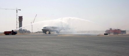 Arrivée du premier avion d'Etihad Airways sur la nouvelle piste, au fond la construction de la nouvelle tour de contrôle - Ph. ADAC