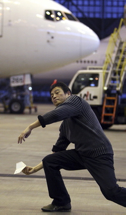 Takuo Toda: Le recordman du lancer d'avion en papier
