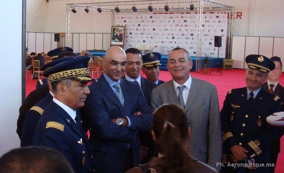 Entouré par le Général de Division Aérienne Ahmed Boutaleb, et Mr Pineau Gael, Directeur de IEC