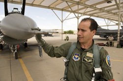 Un des quatre pilotes Maj. Mouloud Chihani contrôlant un Falcon F-16 - Ph. 162fw Un des quatre pilotes Maj. Mouloud Chihani contrôlant un Falcon F-16 - Ph. 162fw