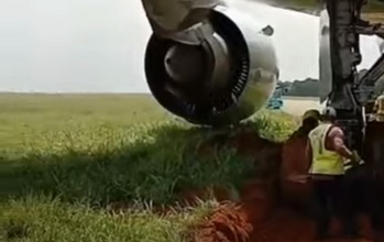 Un Boeing 777-300ER d'Ethiopean Airlines s'enfonce dans la boue en effectuant un virage