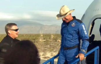 Jeff Bezos réussi son vol vers l'espace à bord de la fusée New Shepard Jeff Bezos réussi son vol vers l'espace à bord de la fusée New Shepard