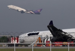 Thai Airways: Logo noirci après un dérapage hors de la piste à l'aéroport de Bankok