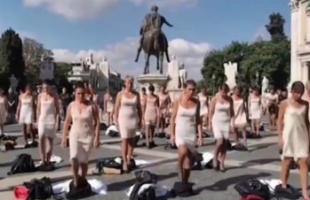 Des ex-hôtesses d'Alitalia protestent contre le rachat de leur compagnie en déshabillant Des ex-hôtesses d'Alitalia protestent contre le rachat de leur compagnie en déshabillant