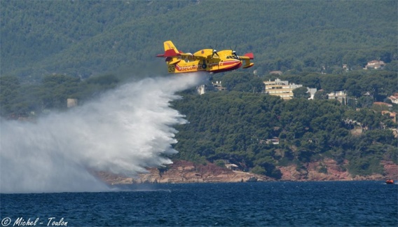 Bombardier célébre le 50e avion amphibie Bombardier 415 de son usine d'Ontario Bombardier célébre le 50e avion amphibie Bombardier 415 de son usine d'Ontario