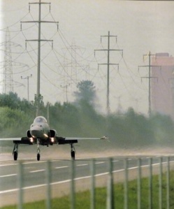 En suisse, les autoroutes peuvent aussi servir de pistes d'atterrissage aux avions militaires En suisse, les autoroutes peuvent aussi servir de pistes d'atterrissage aux avions militaires