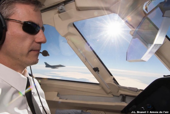 Un Rafale C de l'escadron de chasse 2/30 "Normandie-Niemen" armé de missiles Mica pour la permanence opérationnelle vu depuis le poste de pilotage d'un Falcon 2000 de l'escadron de transport, d'entraînement et de calibration 50 (Ph. Armée de l'air - France) Un Rafale C de l'escadron de chasse 2/30 "Normandie-Niemen" armé de missiles Mica pour la permanence opérationnelle vu depuis le poste de pilotage d'un Falcon 2000 de l'escadron de transport, d'entraînement et de calibration 50 (Ph. Armée de l'air - France)