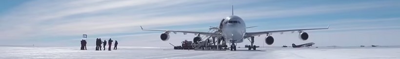 Atterrissage d'un A340 sur une piste de glace bleue de l’Antarctique Atterrissage d'un A340 sur une piste de glace bleue de l’Antarctique