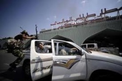 L’aéroport de Tripoli fermé après l'explosion de deux roquettes sur une piste d'atterrissage L’aéroport de Tripoli fermé après l'explosion de deux roquettes sur une piste d'atterrissage