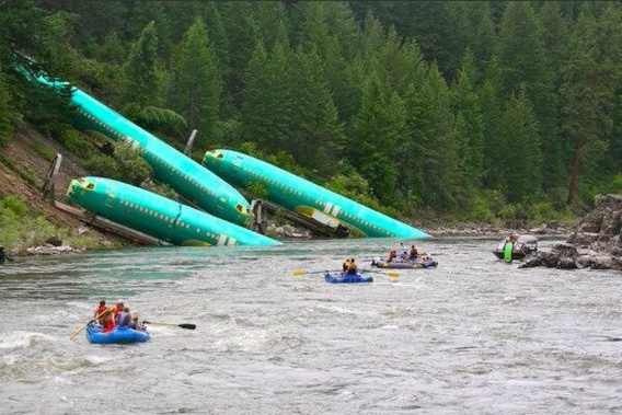 Des Boeing dans une rivière en plein cœur du Montana Des Boeing dans une rivière en plein cœur du Montana