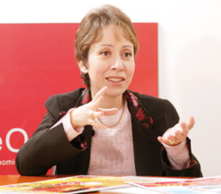 Habiba Laklalech, DGA chez Royal Air Maroc, décorée par S.M. le Roi Habiba Laklalech, DGA chez Royal Air Maroc, décorée par S.M. le Roi