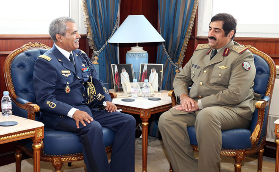 Le major-général Ahmed Saihi, Commandant des écoles de la force aérienne royale marocaine, et le général Hamad bin Ali al-Attiyah Ministre d'état Qatari à la Défense Le major-général Ahmed Saihi, Commandant des écoles de la force aérienne royale marocaine, et le général Hamad bin Ali al-Attiyah Ministre d'état Qatari à la Défense