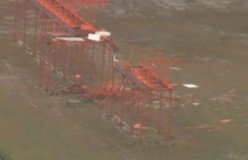 Sortie de piste d'un avion d'Asian Airlines après avoir heurté des antennes Sortie de piste d'un avion d'Asian Airlines après avoir heurté des antennes