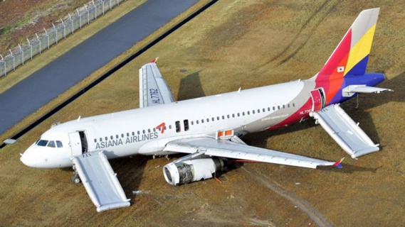 Sortie de piste d'un avion d'Asian Airlines après avoir heurté des antennes Sortie de piste d'un avion d'Asian Airlines après avoir heurté des antennes