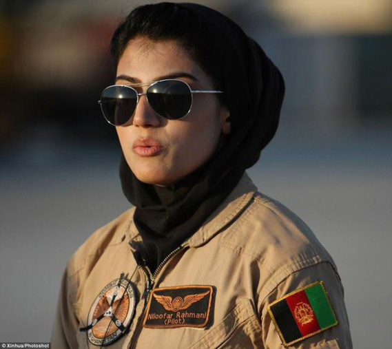La pilote Niloofar Rahmani reçoit le prix de l'International Women of Courage Awards 2015