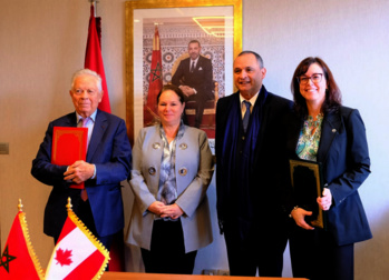 Mr Ryad Mzzour, Mr Hamid Benbrahim Andaloussi et des représentants de Pratt&Whitney. Mr Ryad Mzzour, Mr Hamid Benbrahim Andaloussi et des représentants de Pratt&Whitney.