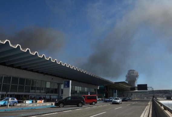 Italie: Fermeture de l'aéroport de Rome-Fiumicino après un incendie Italie: Fermeture de l'aéroport de Rome-Fiumicino après un incendie