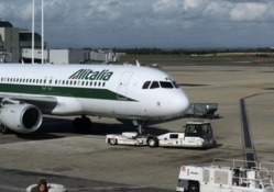 Italie: Trois Algériens s'enfuient d'un avion en transit en ouvrant les sorties de secours Italie: Trois Algériens s'enfuient d'un avion en transit en ouvrant les sorties de secours