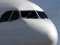 Fissure d'un pare-brise d'un B737-600 d'Air Algérie au dessus de la méditérannée Fissure d'un pare-brise d'un B737-600 d'Air Algérie au dessus de la méditérannée