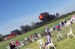 Un Hawker Hunter s'écrase sur une route au Royaume-uni Un Hawker Hunter s'écrase sur une route au Royaume-uni