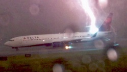 Impressionnante vidéo d'un avion frappé par la foudre à l'aéroport d'Atlanta