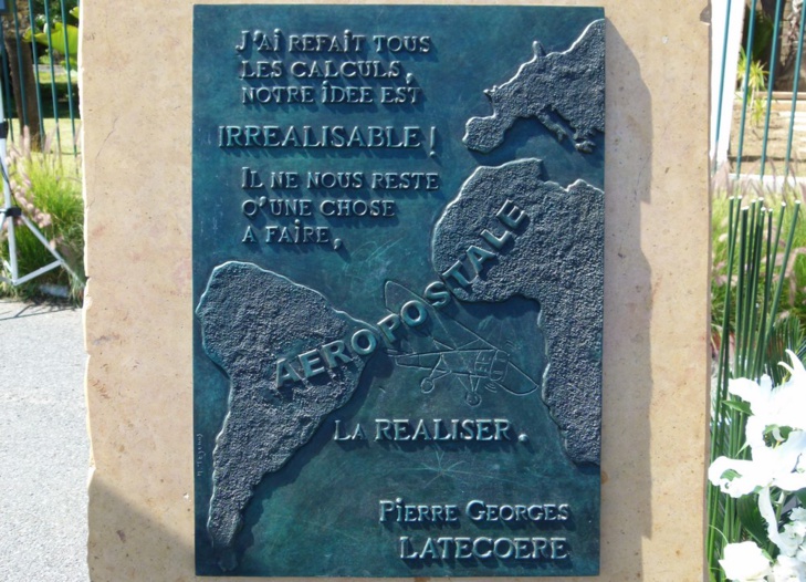 Stèle commémorative à l'aéroport MohammedV Stèle commémorative à l'aéroport MohammedV