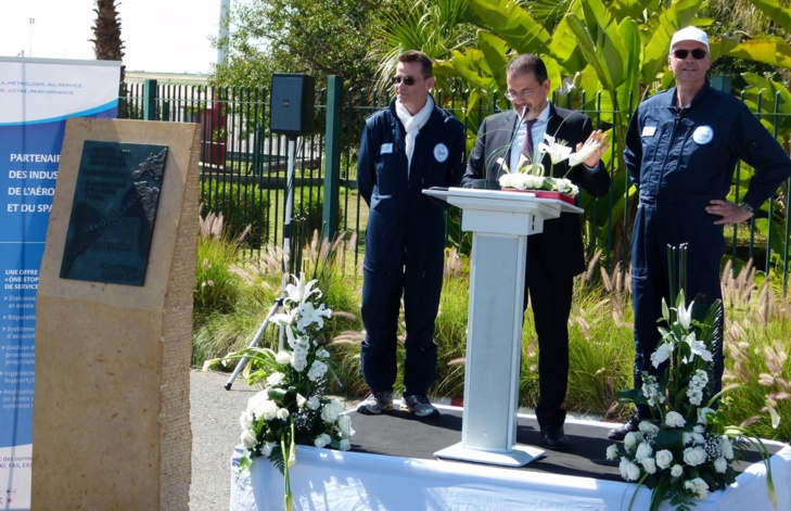 Les deux pilotes accueillis par Mr Eloufir, DG de l'ONDA Les deux pilotes accueillis par Mr Eloufir, DG de l'ONDA