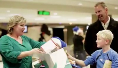 Les passagers de WestJet reçoivent leurs cadeaux de Noël sur le carrousel de bagages (Vidéo)