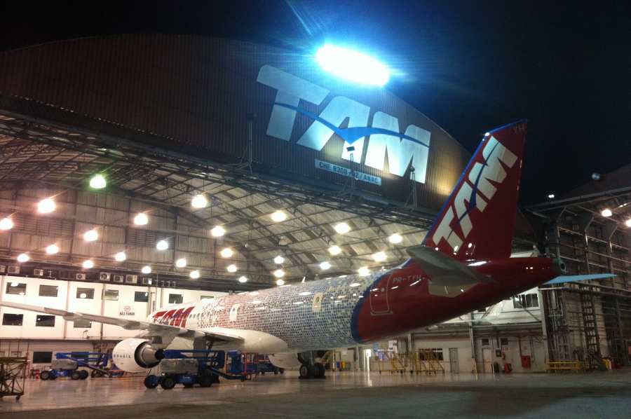 La compagnie brésilienne TAM couvre un A320 avec 10 000 photos de ses passagers