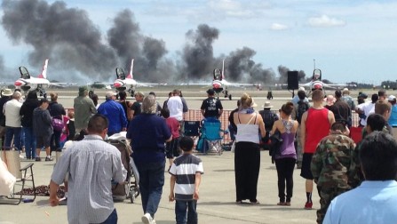 Crash d'un Biplan lors du Travis Air Force Base air show en Californie