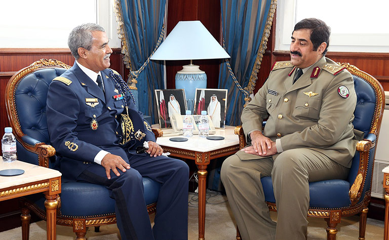 Le major-général Ahmed Saihi, Commandant des écoles de la force aérienne royale marocaine, et le général Hamad bin Ali al-Attiyah Ministre d'état Qatari à la Défense