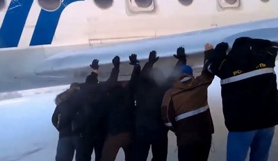 Sibérie: Des passagers obligés de pousser leur avion gelé à -40°C (Vidéo)