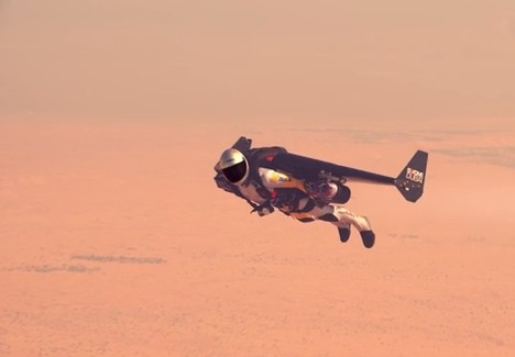 Yves Rossy ou Jetman en vol au dessus du desert de Dubai