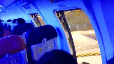 Des passagers ouvrent les portes de secours exaspérés par le retard de leur avion