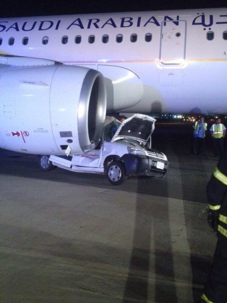 Un avion de Saudi Arabian percute un véhicule de Royal Air Maroc