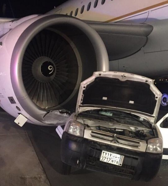 Un avion de Saudi Arabian percute un véhicule de Royal Air Maroc
