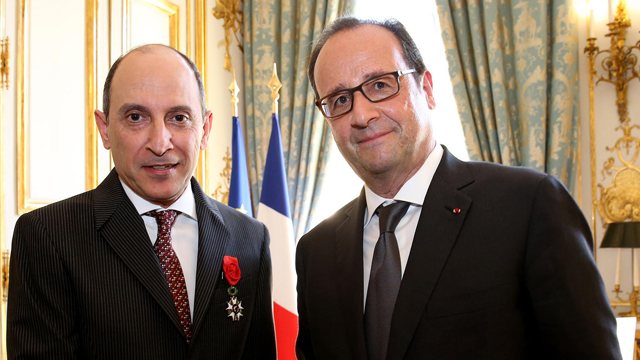 La France décore le patron de Qatar Airways de la médaille d'officier de la légion d'honneur