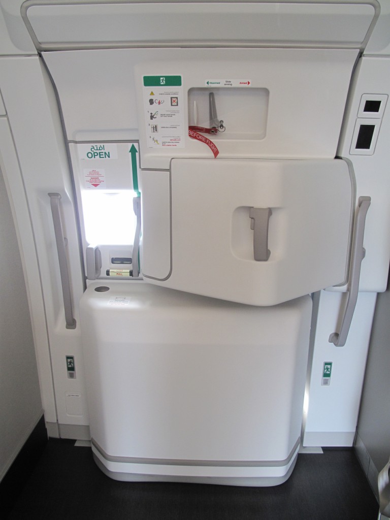 Un passager confond la porte des toilettes avec une des portes de l'avion 