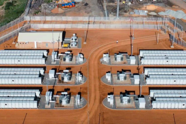 Le plus grand projet de système de stockage d'énergie par batterie (BESS) en Afrique est le Red Sands BESS en Afrique du Sud destiné au réseau national, avec une capacité de 153 MW et 612 MWh avec refroidissement par immersion