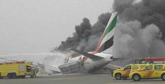 Atterrissage d'un Boeing777 d'Emirates Airline sans train d'atterrissage