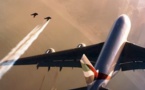 Deux hommes volent à proximité d'un A380 (Vidéo)