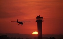 un enfant fait décoller trois avions en jouant au contrôleur aérien à l'aéroport JFK