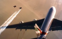 Deux hommes volent à proximité d'un A380 (Vidéo)